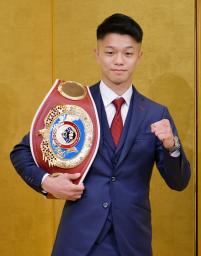 <p>　記者会見でポーズをとるＷＢＯフライ級王者の中谷潤人＝１９日、東京都千代田区</p>