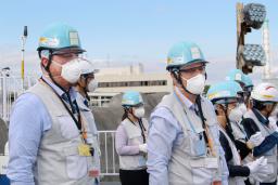<p>　東京電力福島第１原発を視察するＩＡＥＡの職員ら＝１６日（東京電力提供）</p>
