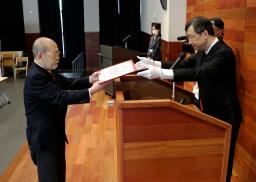 <p>　大阪市立大の杉本キャンパスで博士の学位記を受け取る川村邦夫さん（左）＝１９日午後</p>