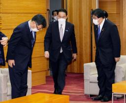 <p>　臨時閣議に臨む岸田首相（中央）ら＝１９日午後、首相官邸</p>
