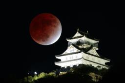 <p>　岐阜城の上に輝く赤銅色の月。月のほとんどが地球の影に入る部分月食となった＝１９日午後５時５６分、岐阜市</p>