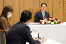 <p>　グループインタビューに答える岸田首相＝１９日午後、首相官邸</p>