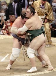 <p>　照ノ富士（左）が寄り切りで隠岐の海を下す＝福岡国際センター</p>