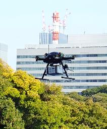 <p>　実証実験で、料理を運ぶドローン＝２０日午前、東京・竹芝</p>
