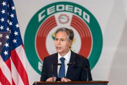 <p>　１９日、ナイジェリアの首都アブジャで演説するブリンケン米国務長官（ＡＰ＝共同）</p>