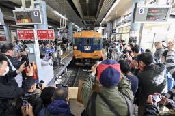 <p>　近鉄大阪上本町駅で特急車両１２２００系を撮影する人たち＝２０日午前、大阪市</p>