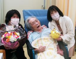 <p>　原口アヤ子さん（中央）のお見舞いに訪れ、記念撮影する西山美香さん（左）と青木恵子さん＝２０日午前、鹿児島県（支援者提供）</p>