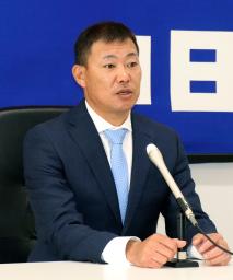 <p>　契約更改交渉を終え、記者会見する中日・福留＝２０日、ナゴヤ球場</p>