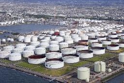 <p>　出光興産千葉製油所の貯蔵タンク。原油や石油製品などが貯蔵されている＝１２日、千葉県市原市</p>