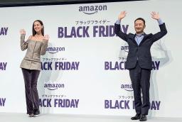 <p>　ブラックフライデーの発表会でポーズをとるアマゾンジャパンの鈴木浩司氏（右）とモデルで俳優の水原希子さん＝１９日、東京都千代田区</p>