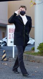 <p>　秋季練習を視察に訪れた日本ハム・新庄監督＝千葉県鎌ケ谷市</p>