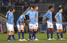 <p>　神戸に敗れ、肩を落とす横浜ＦＣイレブン＝ニッパツ</p>