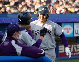 <p>　国学院久我山戦の１回、先制本塁打を放ち、ナインに迎えられる花巻東・佐々木＝神宮</p>