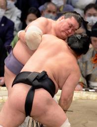 <p>　妙義龍（手前）を攻める照ノ富士。小手投げで下した＝福岡国際センター</p>