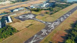<p>　和歌山県白浜町の南紀白浜空港旧滑走路に描かれた巨大な地上絵＝２０日（小型無人機から、クオリティソフト提供）</p>