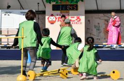 <p>　奈良県王寺町の達磨寺で行われた「第１回全国だるまさんがころんだ選手権大会」＝２０日午後</p>