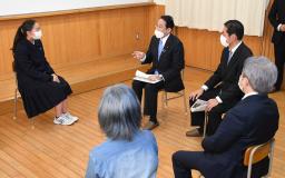 <p>　愛媛県立松山東高で生徒らと意見交換する岸田首相（奥左から２人目）＝２０日午後、松山市（代表撮影）</p>