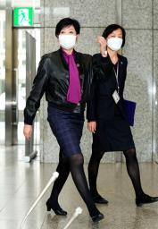<p>　入院を終えた後、初めて都庁に登庁した東京都の小池百合子知事（左）＝２１日午前</p>