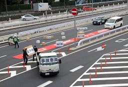 <p>　首都直下地震が発生したと想定し、首都高速道路の一部を封鎖して実施された交通対策訓練＝２１日午前、東京都大田区</p>