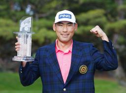 <p>　優勝トロフィーを手に笑顔のチャン・キム＝フェニックスＣＣ</p>