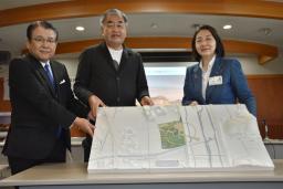 <p>　西日本豪雨で被災した真備町地区に整備される公園の模型と隈研吾氏（中央）ら＝２１日午後、岡山県倉敷市</p>