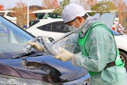 <p>　北陸電力志賀原発２号機の事故を想定した防災訓練で、放射性物質が付着していないかどうか車を調べる関係者＝２３日午前、石川県輪島市の能登空港</p>
