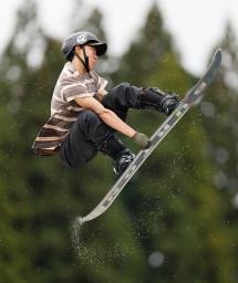 <p>　練習公開したスノーボード男子ビッグエアの飛田流輝＝富山県立山町</p>