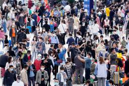 <p>　利用客で混雑する北京駅＝１０月（共同）</p>