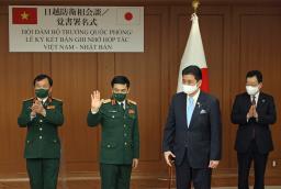 <p>　サイバーセキュリティー分野での防衛協力を進める覚書への署名を終えたベトナムのファン・バン・ザン国防相（左から２人目）と岸防衛相（同３人目）＝２３日午後、防衛省（代表撮影）</p>