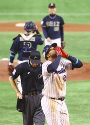 <p>　７回、逆転２ランを放ち、ホームインするヤクルトのサンタナ。奥は投手吉田凌＝東京ドーム</p>