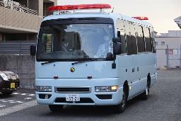 <p>　送検のため男子生徒を乗せ愛知県警蟹江署を出る車両＝２５日午前７時５０分</p>