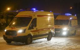 <p>　ロシア・西シベリアのケメロボ州で起きた炭鉱火災現場に到着した救急車＝２５日（タス＝共同）</p>