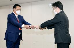 <p>　１０月の大規模通信障害で、行政指導を受けるＮＴＴドコモの井伊基之社長（左）＝２６日午後、総務省</p>