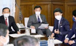 <p>　衆院議院運営委員会理事会に臨む理事ら。中央は松野官房長官＝２６日午後、国会</p>