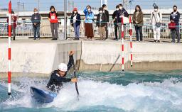 <p>　カヌー・スラロームセンターの一般向け見学会でデモンストレーションを行う羽根田卓也＝２６日、東京都江戸川区</p>