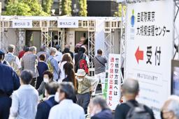 <p>　５月、多くの人で混雑する新型コロナウイルスワクチン大規模接種センター＝東京・大手町</p>