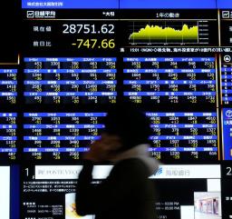<p>　急落した日経平均株価を示す大阪取引所のボード＝２６日午後、大阪市</p>