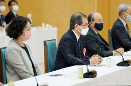<p>　新しい資本主義実現会議に出席した（左から）連合の芳野友子会長、経団連の十倉雅和会長ら＝２６日午後、首相官邸</p>