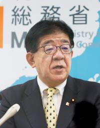 <p>　ＮＴＴドコモへの行政指導後、記者会見する金子総務相＝２６日午後、総務省</p>