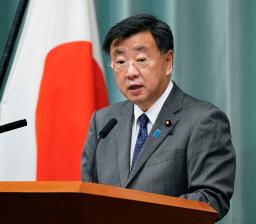 <p>　記者会見する松野官房長官＝２６日午後、首相官邸</p>