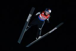 <p>　個人第１戦でジャンプする高梨沙羅＝２６日、ロシアのニジニタギル（ＡＰ＝共同）</p>