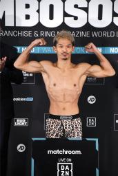 <p>　ＩＢＦスーパーフェザー級王座決定戦の前日計量で、ポーズをとる尾川堅一＝ニューヨーク（共同）</p>