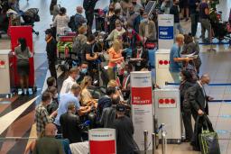 <p>　２６日、南アフリカ・ヨハネスブルクの空港で、パリへの航空便に乗るため並ぶ人たち（ＡＰ＝共同）</p>