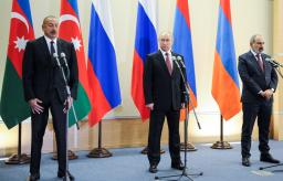 <p>　２６日、ロシア・ソチで記者会見する（左から）アゼルバイジャンのアリエフ大統領とロシアのプーチン大統領、アルメニアのパシニャン首相（タス＝共同）</p>