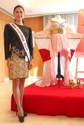 <p>　ミス・ユニバース日本代表の渡辺珠理さんとナショナルコスチューム＝２６日、イスラエル中部ヘルツェリヤの日本大使公邸（共同）</p>