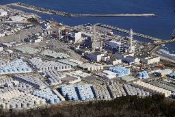 <p>　東京電力福島第１原発の敷地内に並ぶ処理水を保管するタンク＝２月</p>