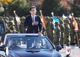<p>　陸上自衛隊の朝霞駐屯地で観閲式に出席した岸田首相＝２７日午前（代表撮影）</p>