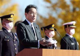 <p>　陸上自衛隊の朝霞駐屯地で、部隊を前に訓示する岸田首相＝２７日午前（代表撮影）</p>