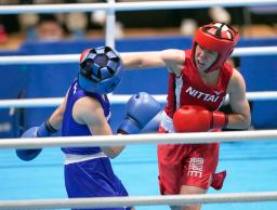 <p>　女子フェザー級準決勝でＲＳＣ勝ちした入江聖奈（右）＝墨田区総合体育館</p>