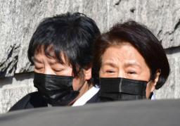 <p>　２７日、韓国の全斗煥元大統領の告別式などを終え、自宅に戻った李順子夫人（右）（聯合＝共同）</p>